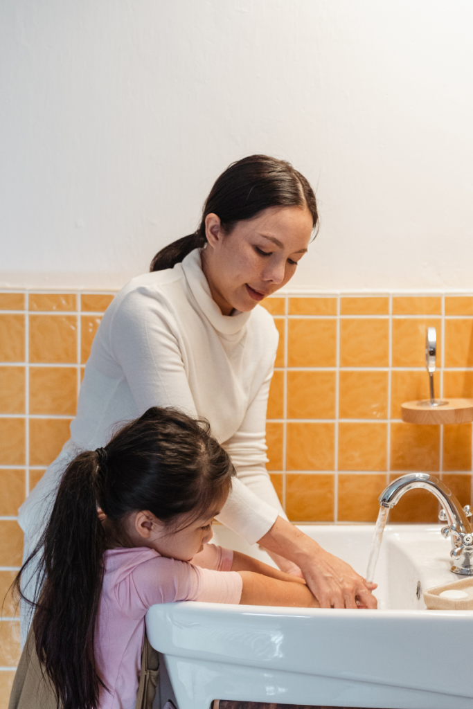 washing hands to stay healthy
